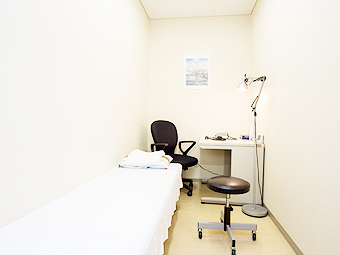 診察室 学校医の先生が見えた時には、ここで相談します。 ちょっと背中に湿布を貼りたい、なんて時にも使います。